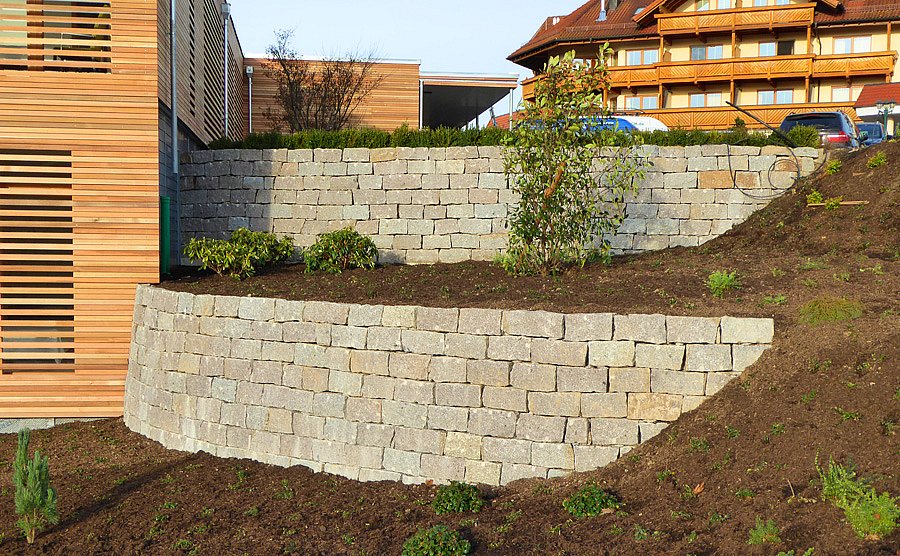 Mauer aus Naturstein